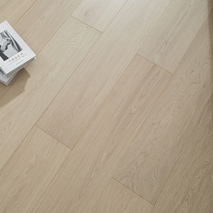 Plancher en bois massif chêne blanc brossé multicouche finition UV, qualité AB, résistant aux foules, système clic, largeur 15 mm, idéal pour salon - Product Image 1