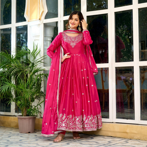 ชุดเดรสยาวทรง Anarkali สีชมพูสดสำหรับผู้หญิง พร้อมงานปักลายเงินทองหนักแน่น กระโปรงบาน ผ้าคลุมไหล่เข้าชุด ออกแบบโดยดีไซเนอร์อินเดีย เหมาะสำหรับงานปาร์ตี้ - Product Image 1
