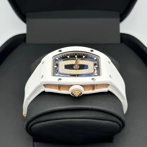 <span class=keywords><strong>Montre</strong></span> mécanique de soirée pour femme haut de gamme personnalisée 0701 en céramique blanche avec bordure noire et diamants incrustés de qualité VVS - Product Image 4