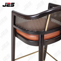Luxus-Barhocker aus Rattan aus Holz mit Leder kissen, Fuß stütze und Messing akzenten für Restaurant & Cafe