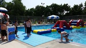 AquaHurdle, Obstáculo Inflable para Piscina, Desafío <span class=keywords><strong>de</strong></span> Agilidad para Parques Acuáticos, Fiestas en la Piscina y Actividades Acuáticas para Niños - Product Image 2