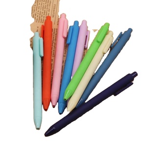 Stylos en plastique recouverts de caoutchouc en gros - Stylos à bille rétractables personnalisés avec logo imprimé multicolore pour fournitures de papeterie bon marché - Product Image 4