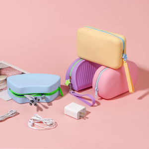 กระเป๋าเครื่องสำอางซิลิโคนนุ่มสีชมพู ดีไซน์ใหม่ ทันสมัย  กระเป๋าเก็บของลำลองสำหรับผู้หญิง  กระเป๋าคลัทช์แบบใช้ซ้ำได้ - Product Image 4
