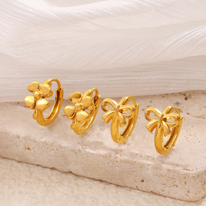 Pendientes Huggie de Aro Dorado con Diseño de Lazo, Acero Inoxidable, Joyería Pequeña y Moderna para la Oreja, Regalo para Ocasiones Especiales - Product Image 3