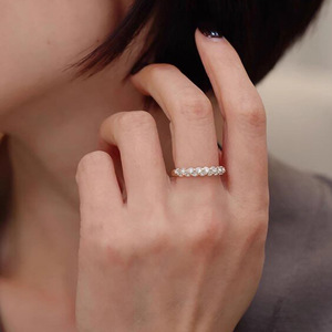 Anello dal Design Minimalista Stile Pave per Donne - Product Image 5