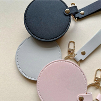 En gros, Ensemble cadeau de soins pour les lèvres brillants en cuir et acier inoxydable, comprenant un miroir de sac, un porte-clés et un pendentif, Pom