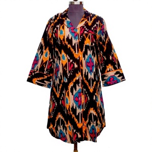 Vestido Camisero Largo Midi de Lujo para Mujer, con Estampado Digital de Algodón Indio, Patrón Ikat, Cuello en V, Manga 3/4, Ideal para Noche o Boda - Product Image 1