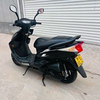Scooter à essence Yamaha Cygnus 125 d'occasion, 125 cm³, refroidissement par air, fiable pour les trajets quotidiens, vitesse maximale > 80 km/h