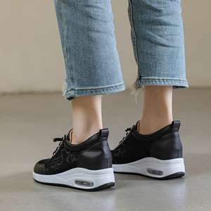 Chaussures de sport pour femmes à semelle épaisse de 6 cm, en cuir et maille respirante, avec coussin d'air rehaussant la taille, style pieds nus, pour le printemps - Product Image 2