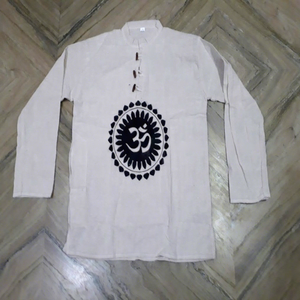 Kurta Unisexe en Coton Ethnique Blanc Populaire, Robe Décontractée Imprimée Om Mantra, Vêtements Indiens et Pakistanais en Soie Sérigraphiée, Vente en Gros Inde - Product Image 1