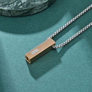 Collar de Acero Inoxidable con Colgante de Tornillo y Superficie Cepillada, con Incrustaciones de Tres Diamantes en una Caja de Cenizas de Hueso Color Oro Rosa - Product Image 3