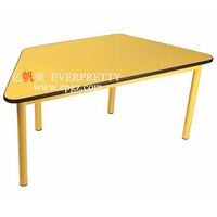Bureau de table rose mignon au design moderne pour les élèves de classe Mobilier scolaire de maternelle en forme colorée pour les enfants
