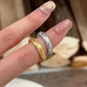 Bague classique Mobius en or plaqué avec texture brossée et diamants, ornée de cristaux et de strass, pour femmes et filles, idéale comme cadeau - Product Image 3