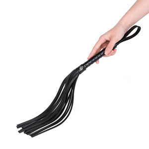 Látigo de cuero PU negro con borlas y remaches para estimulación sexual y bondage para adultos - Product Image 4