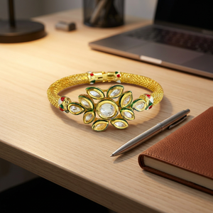 Beau bracelet Kundan véritable ouvrable de qualité supérieure pour les femmes pierres scintillantes Look bijoux en laiton pour les tenues de fête - Product Image 1