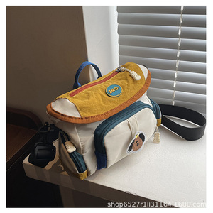 Sac bandoulière OEM color-block style dessin animé, petit sac en polyester pour jeunes, idéal pour le campus et les tenues quotidiennes - Product Image 1
