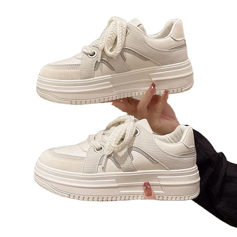 Zapatos nuevos para mujer, zapatillas deportivas de suela gruesa, modelo explosivo transpirable blanco, zapatos informales de invierno de PVC para mujer, FW sólido