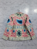 Veste réversible élégante et écologique pour femme Hak Enterprises, courte, en toile tricotée, brodée de fleurs dessinées à la main et matelassée pour l'hiver