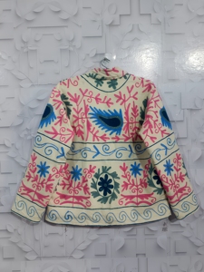 Veste réversible élégante et écologique pour femme Hak Enterprises, courte, en toile tricotée, brodée de fleurs dessinées à la main et matelassée pour l'hiver - Product Image 5