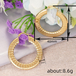 Orecchini a polsino larghi a righe da donna, gioielli minimalisti in metallo alla moda, accessorio di design per l'uso quotidiano - Product Image 3