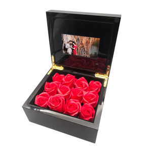 Boîte à bijoux avec vidéo Boîte en bois cadeau rose éternelle avec écran Lumière LED - Product Image 1