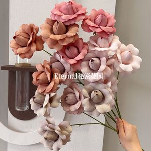 ดอกกุหลาบประดิษฐ์แบบก้านเดี่ยว สีโมรันดี สำหรับตกแต่งผนังงานแต่งงาน - Product Image 1
