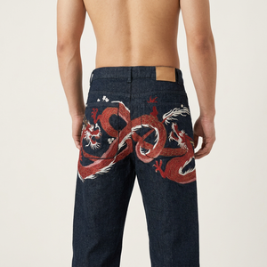 Jeans de mezclilla para hombre, lavado oscuro, corte recto, con bordado de dragón rojo en los bolsillos traseros - Product Image 1