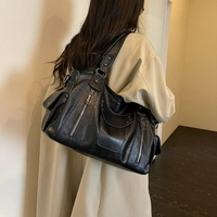 Sac fourre-tout en cuir PU tendance 2026 pour femme, grande capacité, avec rivets, décontracté, pour le quotidien, à porter à l'épaule ou en bandoulière, vente en gros