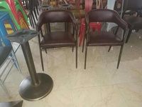 Ensemble table et chaises de restaurant et hôtel modernes en fer avec assise rembourrée pour usage commercial et café