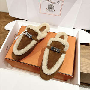 Mules en daim pour femme avec accessoires métalliques emblématiques – Luxueuses, confortables, de haute qualité, à bout fermé - Product Image 4