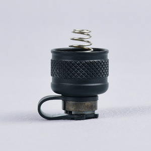Lampe torche tactique Modlite M300 M600 avec bouton de commande sur la partie inférieure, faisceau long et lumineux, couleur sable noir - Product Image 2