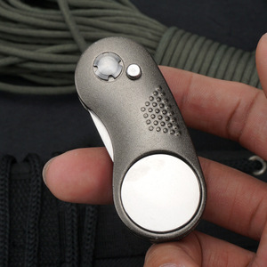 Herramienta Retráctil de Aleación de Zinc para Reparación de Divots de Golf con Botón Pop-up y Marcador Magnético de Bolas, Diseño Tipo Navaja PIN & PIN J010 - Product Image 4