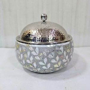 Casserole ronde moderne en métal avec couvercle en acier inoxydable poli, design durable - Product Image 1