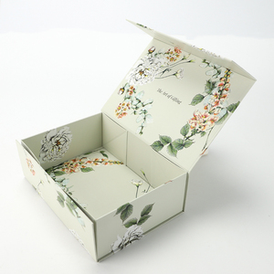 Custom empty kraft rigid clothing flower graduation cardboard packaging paper boxes folding gift box with magnetic closure