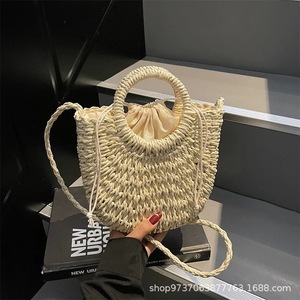 Sac à main demi-lune en paille tressée pour femme, léger, idéal pour les vacances à la plage et les tenues quotidiennes, collection Printemps 2025 - Product Image 3