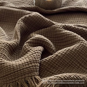 Couverture légère en gaze jacquard japonaise peignée à quatre couches avec pompons pour petit canapé ou sieste au bureau – Vente en gros - Product Image 3
