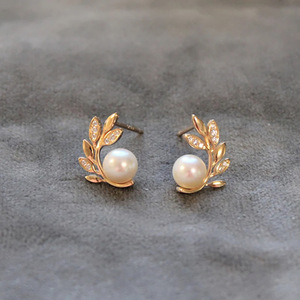 Orecchini a Perno Stile Francese con Foglie e Perle, Eleganti Gioielli per Donne - Product Image 6