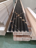 Panneaux de grille PVC modernes anti-humidité à nervures fines, panneaux décoratifs à haute bordure, rainures à emboîtement, usage commercial et domestique 5
