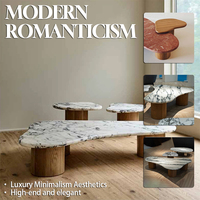 Ensemble de tables basses gigognes en bois de frêne blanc aux formes naturelles et organiques, style Wabi-Sabi, avec plateau moderne en marbre
