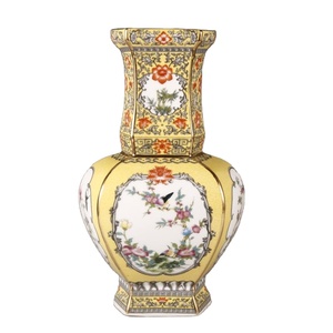 Vaso in Porcellana Cinese della Dinastia Qing, Dipinto <span class=keywords><strong>con</strong></span> Smalto Giallo e Dettagli Dorati, Decorazione Antica Esagonale <span class=keywords><strong>con</strong></span> <span class=keywords><strong>Fiori</strong></span> e Uccelli - Product Image 1