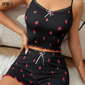 Nuevo conjunto de dos piezas con estampado de fresas, camisola estampada con textura acanalada y pantalones cortos con ribete de encaje. - Product Image 1