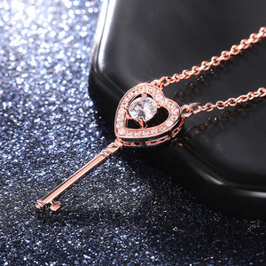 Collana Classica con Ciondolo a Cuore e Chiave per Donna, Catena a Maglie, Gioiello alla Moda da Indossare Ogni Giorno - Product Image 2