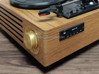 Gramophone moderne d'inspiration antique élégant - Lecteur de disques à cornet en bois et en laiton avec une touche décorative de style antique moderne