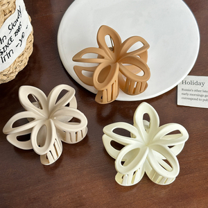 SHE SHARES ODM Accessorio per Capelli <span class=keywords><strong>di</strong></span> Lusso con Design Traforato e Finitura Opaca a Forma <span class=keywords><strong>di</strong></span> Plumeria - Product Image 1