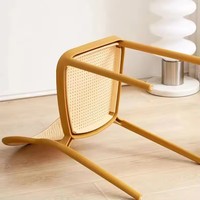 Chaise de salle à manger en plastique moulé PP bon marché, fabrication OEM, rotin PP, trous creux, pour restaurant, bistrot, café