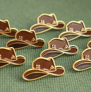 Épinglette en émail Chapeau de cowboy western, plaqué or 18 carats, acier inoxydable poli miroir, pour cadeau sur le thème du Rodeo ou de la musique country - Product Image 3