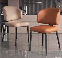 Chaise de salle à manger moderne en similicuir rembourrée, dossier semi-enveloppé incurvé, pieds en métal noir pour salle à manger et cuisine