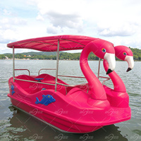 Bateau à pédales de style flamant rose avec corps en PE pour 4 personnes, conçu pour une utilisation commerciale dans les parcs aquatiques et les loisirs familiaux