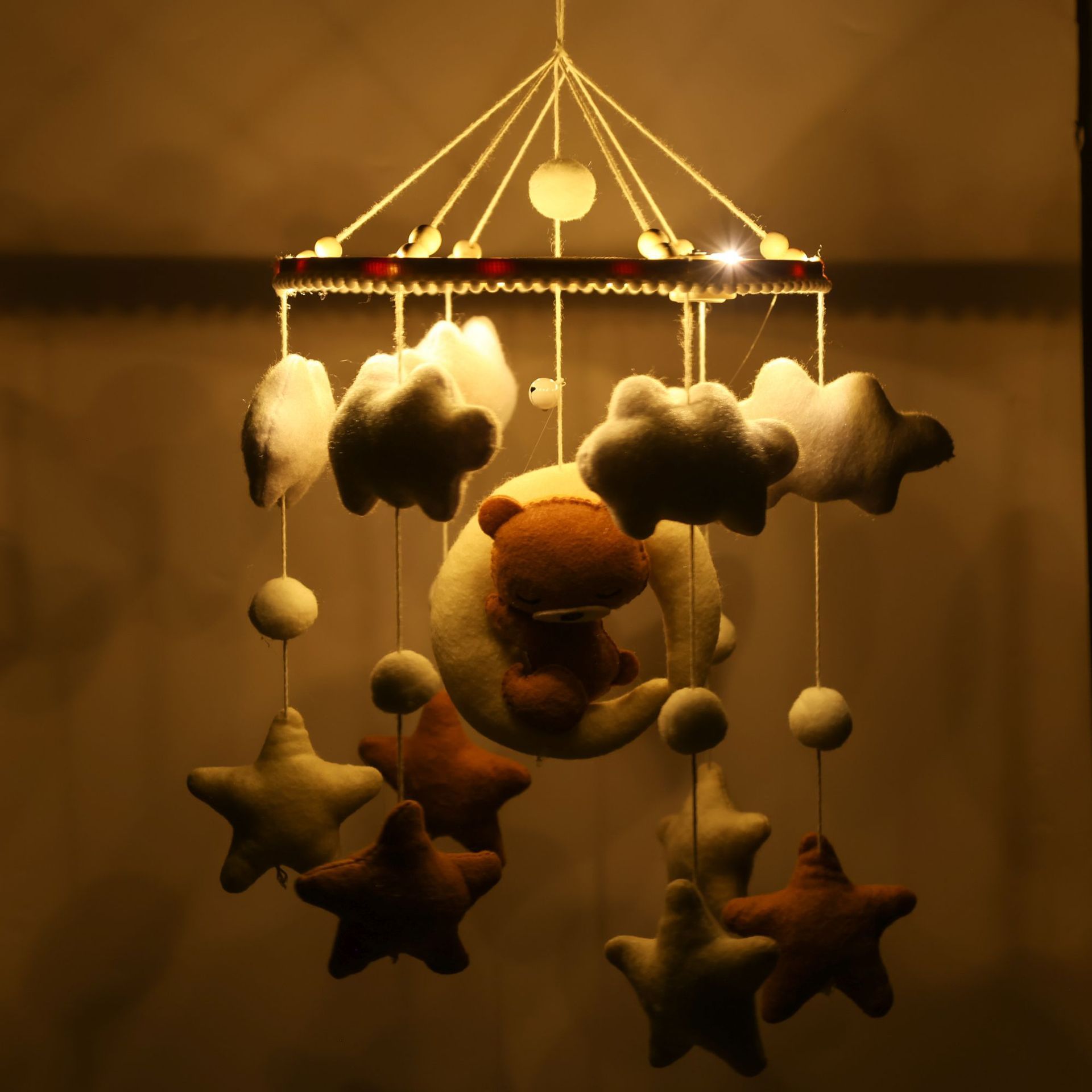 Orso della luna marrone con luce