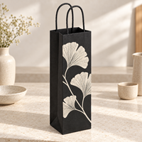 Sac cadeau en papier kraft pour bouteille de vin avec poignées torsadées, imprimé feuilles de ginkgo sur le devant - Noir